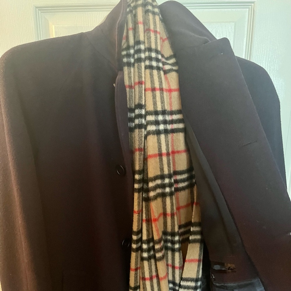 Burberry pea coat size 42 regular an absolute must with style. Beautiful!